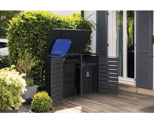 Hliníkový box na popelnice se dvěma popelnicemi a otevřeným víkem na zahradě