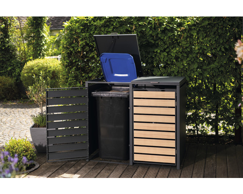 Kontejner na odpadky s dřevěnými prvky na zahradě