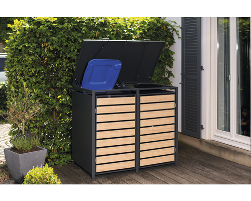 Dvojitý box na popelnice s dřevěným obkladem a otevřeným víkem na terase