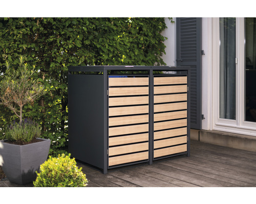 Dvojitý box na odpadkové koše z kovu a dřevěných lamel na terase