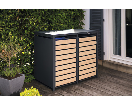 Box na popelnice pro dvě popelnice s dřevěným obkladem na zahradě