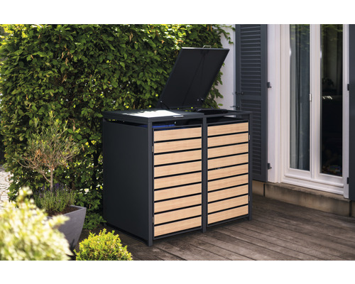 Box na popelnice s dřevěným obkladem na zahradě