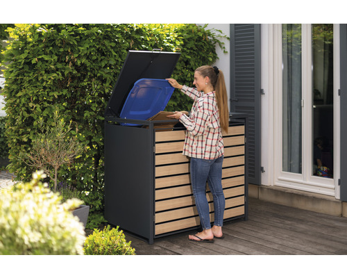 Kontejner na odpad s dřevěným obkladem a otevíracím víkem ve venkovním prostředí