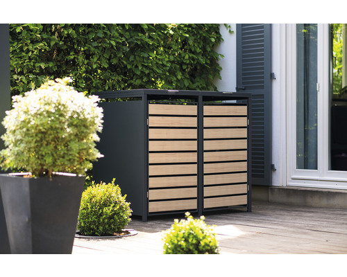 Box na popelnice se dvěma přihrádkami a dřevěným obkladem na zahradě