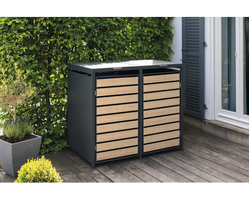 Dvojitý koš na odpad s dřevěným obkladem na terase