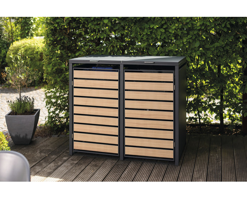 Dvojitý box na popelnice s dřevěným obkladem na zahradě