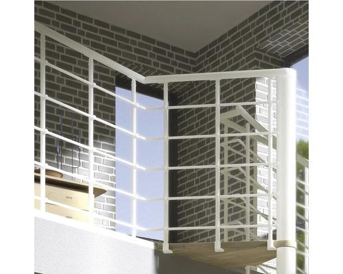 Scéna točitého schodiště s bílým zábradlím před cihlovou zdí