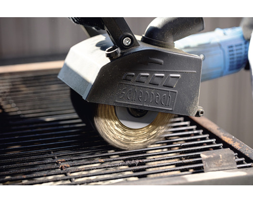 Čisticí kartáč na gril Scheppach v provozu na grilovací mřížce