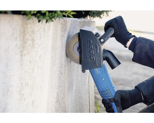 Osoba používá drážkovací frézu Scheppach k úpravě betonové zdi.