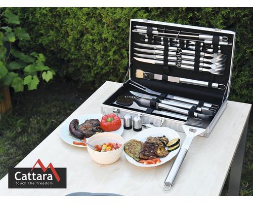 Sada grilovacího náčiní v kufříku s jídlem na stole