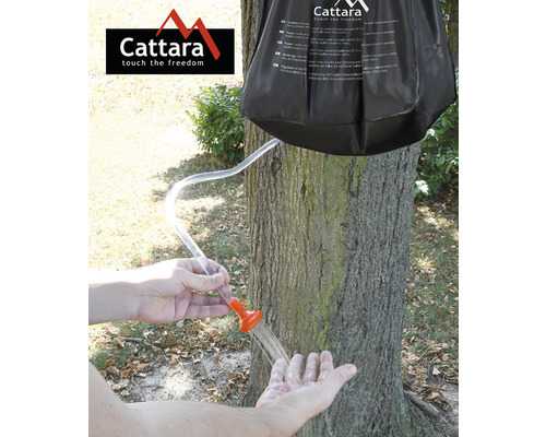Přenosná sprcha na stromě s vodou v ruce a logem Cattara.