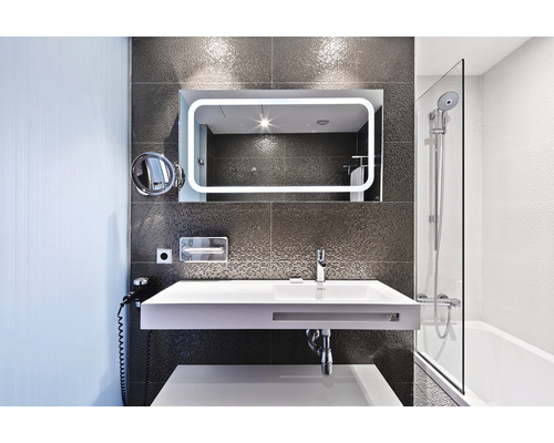 Moderní koupelna s umyvadlem, zrcadlem s osvětlením a vanou se sprchovou zástěnou