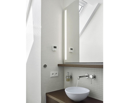 Moderní koupelna s mozaikovými obklady, umyvadlem a osvětleným zrcadlem