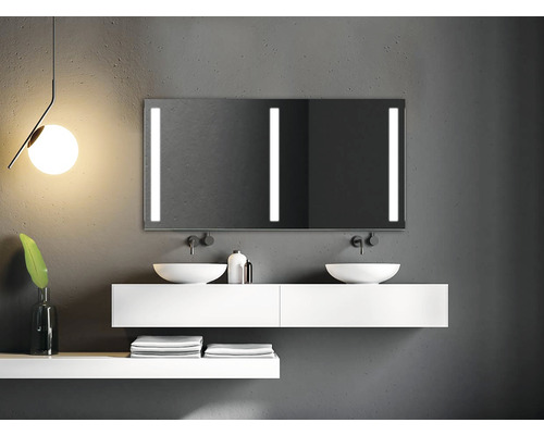 Koupelna s umyvadly, zrcadlem s osvětlením a ručníky