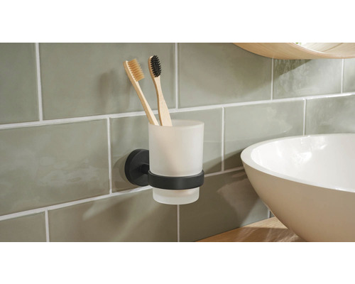 Nástěnný držák s kelímkem a dvěma zubními kartáčky v koupelně