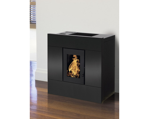 Černá peletová kamna s viditelným ohněm