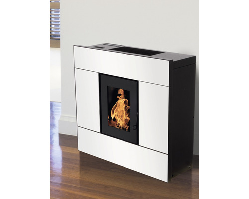 Peletová kamna s proskleným okénkem a plameny v provozu