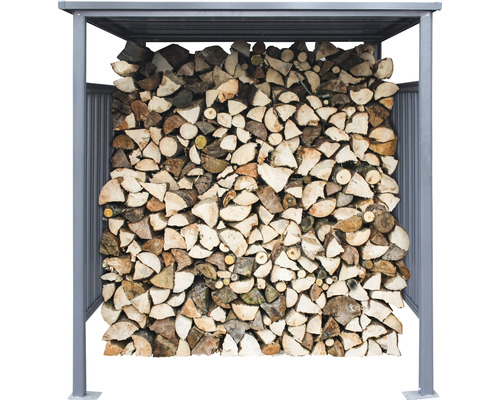 Kovový sklad dřeva naplněný poleny