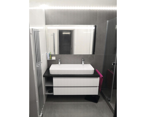 Koupelna s dvojitým umyvadlem, zrcadlem a topným žebříkem