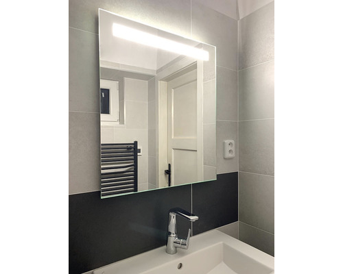 Koupelna se zrcadlem včetně osvětlení nad umyvadlem s baterií