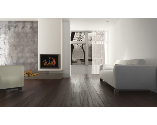 Světlý obývací pokoj s krbem, sedacím nábytkem a dřevěnou podlahou