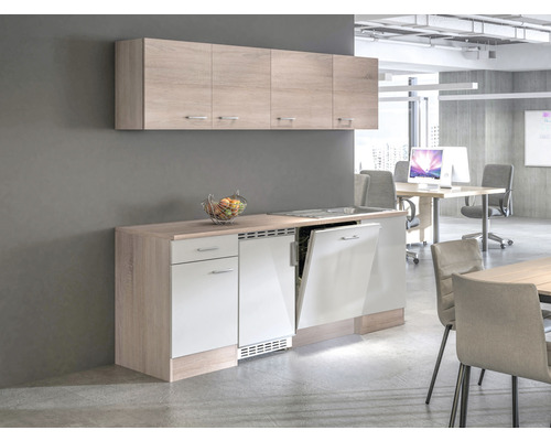 Kuchyňská linka s dřezem, myčkou a horními skříňkami ve světlé, moderní kanceláři