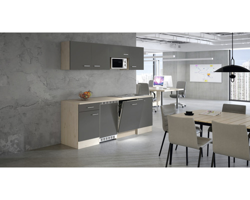 Kancelářská kuchyň s myčkou nádobí, mikrovlnnou troubou a horními skříňkami ve světlé, moderní kanceláři