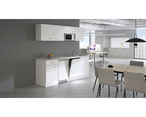 Kancelářská kuchyňka s dřezem, myčkou a mikrovlnnou troubou ve světlé, moderní kancelářské místnosti