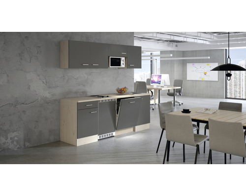 Kancelářská kuchyň s myčkou nádobí, závěsnými skříňkami a mikrovlnnou troubou ve světlé kanceláři