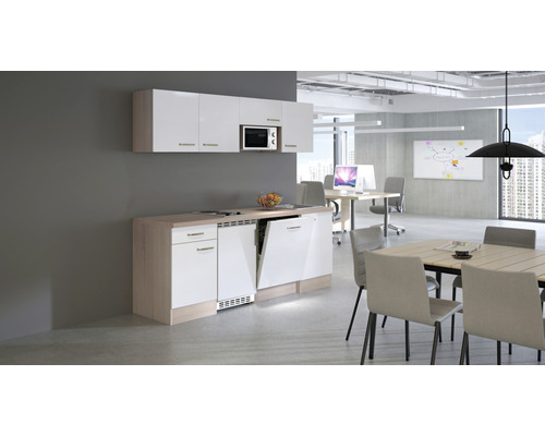 Kancelářská kuchyňka s myčkou, spodními skříňkami a mikrovlnnou troubou ve světlé, moderní kanceláři