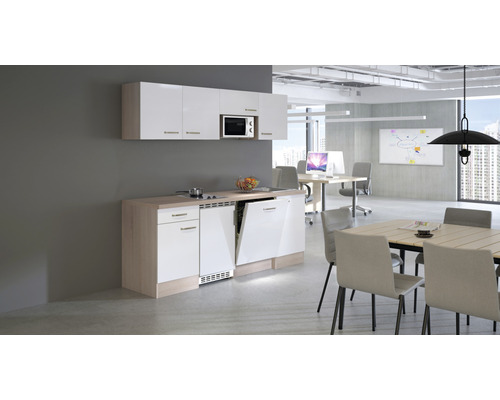 Kancelářská kuchyň s myčkou nádobí, dřezem, mikrovlnnou troubou a závěsnými skříňkami ve světlém, uspořádaném prostoru