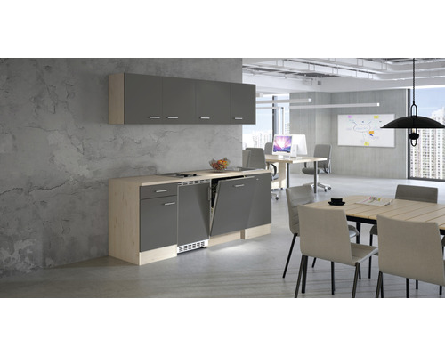 Kuchyňská linka s myčkou nádobí ve světlé moderní kanceláři