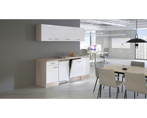 Kancelářská kuchyňská linka se závěsnými skříňkami, spodními skříňkami a myčkou nádobí ve světlé, uspořádané kancelářské místnosti.