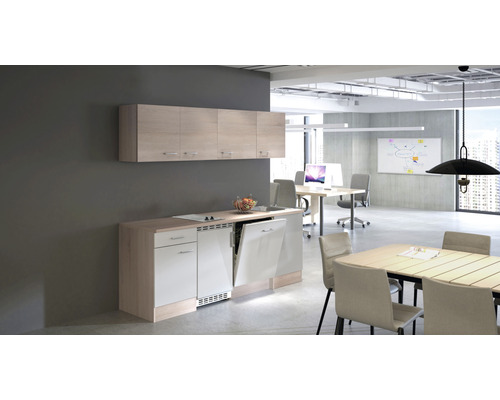 Kancelářská kuchyňka se závěsnými skříňkami a vestavnou myčkou v světlé kanceláři