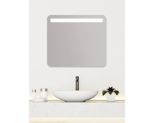 Moderní koupelna se zrcadlem, umyvadlem a baterií