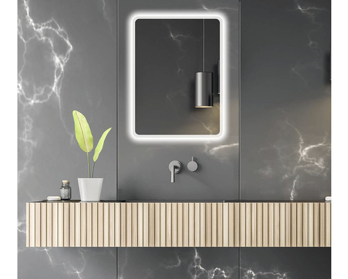 Moderní koupelna s osvětleným zrcadlem, umyvadlem a šedou mramorovou stěnou