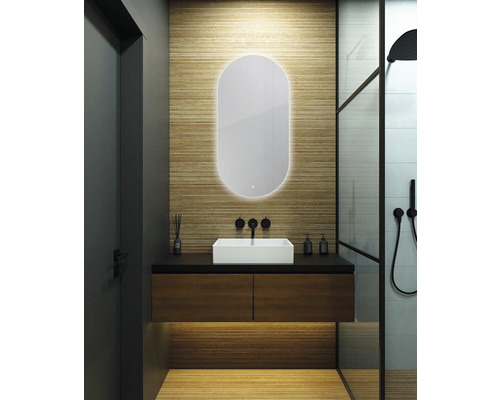 Moderní koupelna s umyvadlem, zrcadlem s osvětlením a sprchou