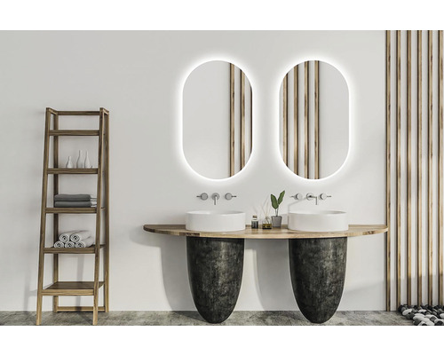 Světlá koupelna se dvěma umyvadly, zrcadly s osvětlením a dřevěným regálem