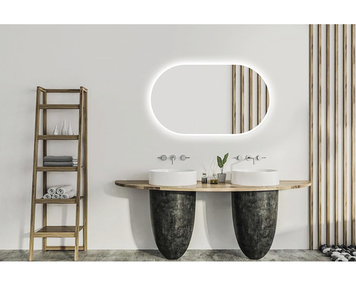 Koupelna s dvojitým umyvadlem, osvětleným zrcadlem, dřevěným regálem a dekorativním obkladem stěn