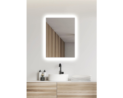 Osvětlené obdélníkové zrcadlo do koupelny nad umyvadlem s umyvadlovou deskou.
