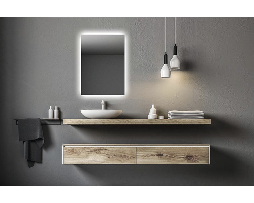 Moderní koupelna s osvětleným zrcadlem, umyvadlem, policí a závěsnými lampami