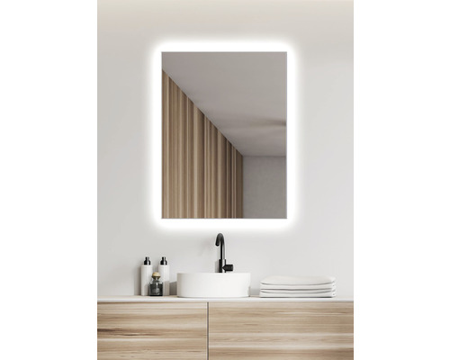 Koupelna s osvětleným zrcadlem, umyvadlem a úložným prostorem