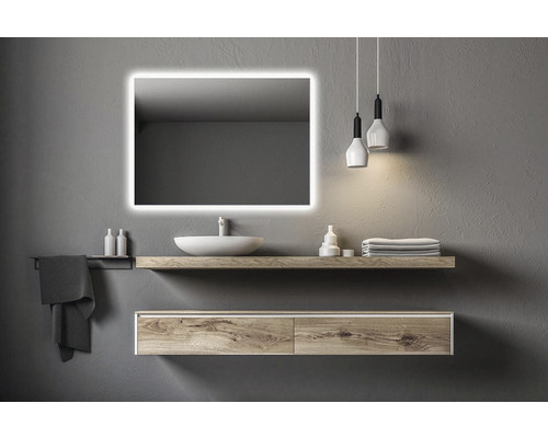 Moderní koupelna s osvětleným zrcadlem, umyvadlem, policí a závěsnými svítidly