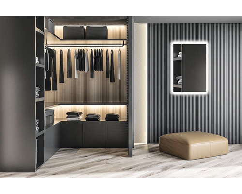 Otevřená šatna s osvětlením a zrcadlem