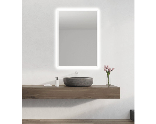 Koupelna s osvětleným zrcadlem, umyvadlovou skříňkou a umyvadlem na desku.