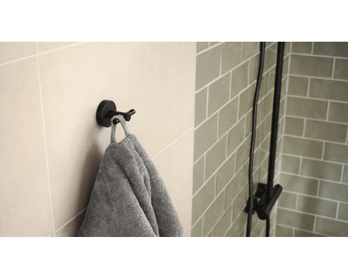 Dvojitý háček s ručníkem na zdi v koupelně