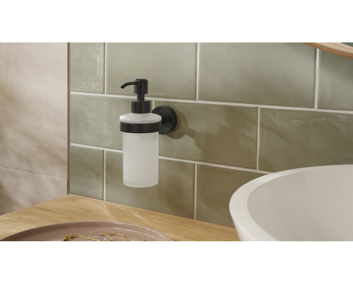 Nástěnný dávkovač mýdla ze skla a kovu v koupelně