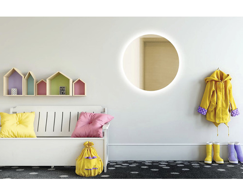 Světlá chodba s lavicí, nástěnnými policemi ve tvaru domu, kulatým zrcadlem, pláštěnkou a holínkami