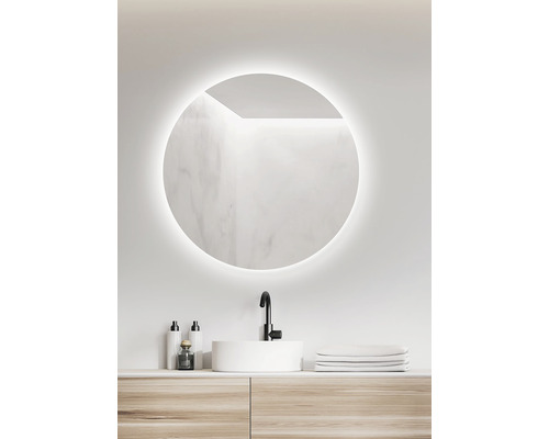 Koupelna s kulatým zrcadlem, umyvadlem a skříňkou pod umyvadlo