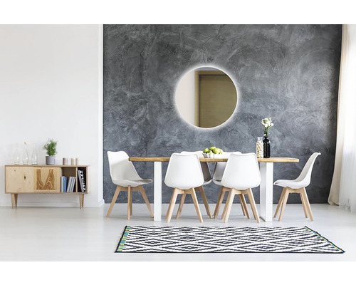 Jídelna s jídelním stolem, židlemi, komodou a kulatým zrcadlem s osvětlením